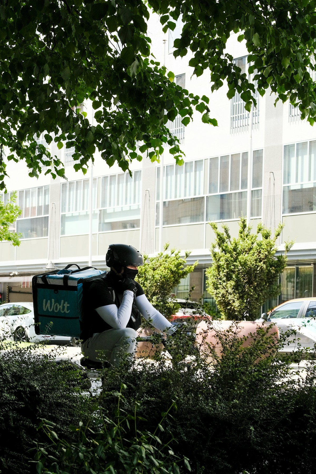 Delivery driver holding a food delivery bag at a customer door